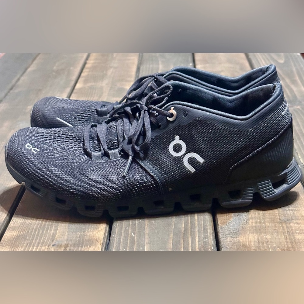 On Running/On Cloud X running shoes. - Picture 2 of 4